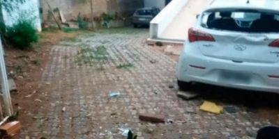 Tijolo poderia ter matado minha filha, diz moradora de casa depredada em Porto Alegre