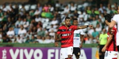 Vitória vence o Coritiba por 1 a 0 e complica vida do Inter na luta contra o rebaixamento