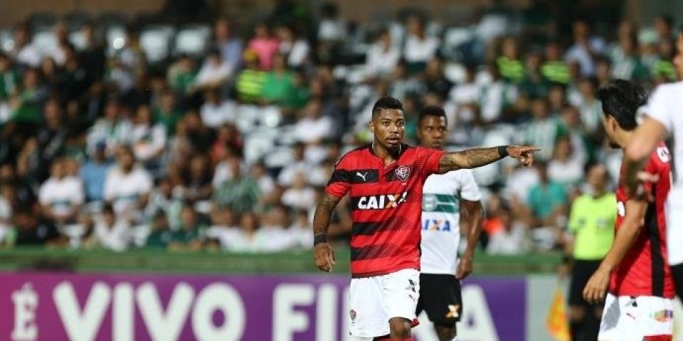 Vitória vence o Coritiba por 1 a 0 e complica vida do Inter na luta contra o rebaixamento