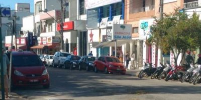 Taxista decide tapar buracos no centro de Camaquã por conta própria