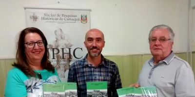 Núcleo de Pesquisas Históricas de Camaquã entrega livros à Secretaria de Educação