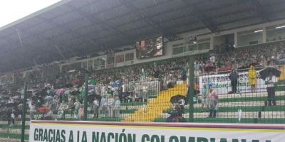 Arena Condá lotada recebe corpos das vítimas do acidente e agradece apoio