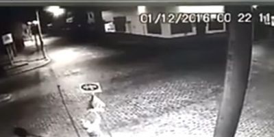 Vândalo destrói placa indicativa no centro de Camaquã 