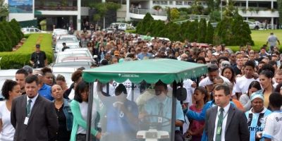 Corpos de quatro jogadores da Chapecoense são sepultados em Porto Alegre