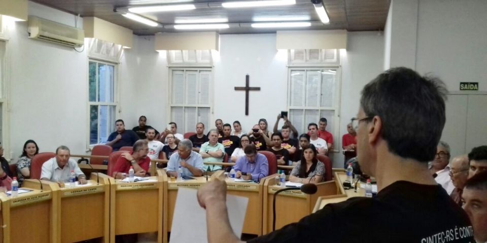 Servidores da CEEE lotam plenário da Câmara de Vereadores em ato contra privatização da companhia