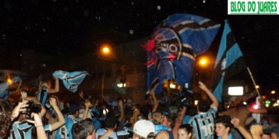 Gremistas camaquenses comemoram na esquina democrática o título da Copa do Brasil