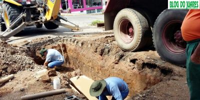 Canos voltam a vazar e são substituídos no centro de Camaquã na tarde desta sexta