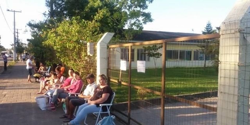 Pais pernoitam em fila por vaga para seus filhos em creche em Camaquã