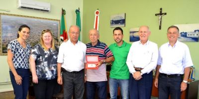 Governo de Camaquã presta homenagem à empresa São João