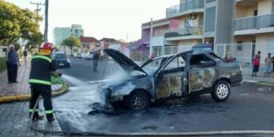 Carro pega fogo na Rua Borges de Medeiros em Tapes