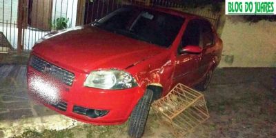 Motorista bate em muro e lixeira e foge do local do acidente em Camaquã