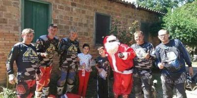 Grupos de trilheiros distribuem mil presentes para crianças durante "Trilha do Papai Noel"