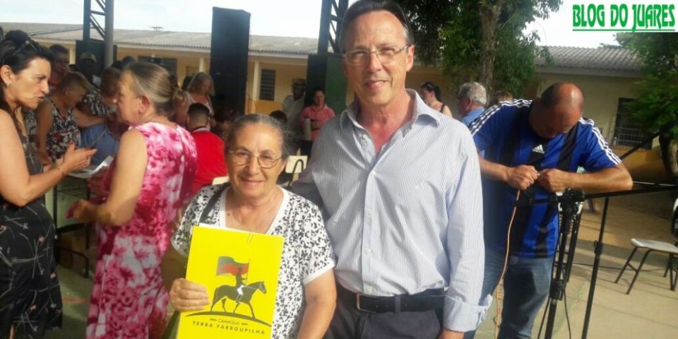 Livros sobre regularização fundiária são doados aos moradores do bairro Getúlio Vargas em Camaquã