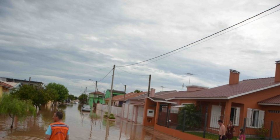 Defesa Civil auxilia atingidos pela chuva nesse domingo em São Lourenço do Sul