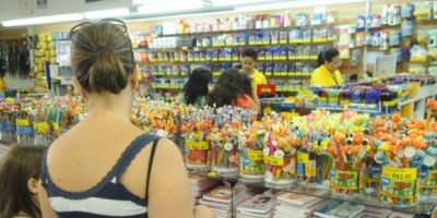 Confira dicas para economizar e itens proibidos na lista de material escolar