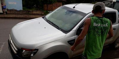 Caminhonete cai em buraco no centro de Camaquã na tarde desta terça