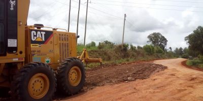 Continua os serviços de recolhimento de entulhos, patrolamento e construção de ponte em Camaquã