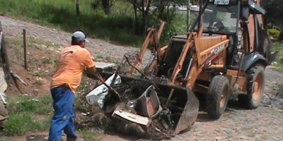 Equipes trabalham no patrolamento e retirada de entulhos em Camaquã