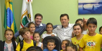 Crianças do Brincando nas Férias visitam o prefeito de Camaquã
