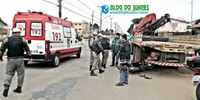 Camaquã - motociclista bate em caminhão estacionado na faixinha e fica gravemente ferida