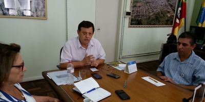 Blog do Juares na coletiva de imprensa com o prefeito de Camaquã Ivo Lima Ferreira falando sobre os primeiros dias de governo