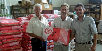 Secretário Jair Martins participa da entrega de milho aos agricultores em Camaquã