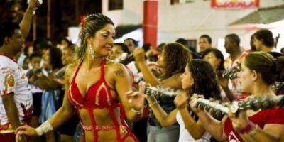 Rainha e Madrinha da Bateria da Imperadores do Samba estarão na escolha da Corte do Carnaval de Tapes neste sábado