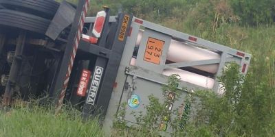 Caminhão tomba na BR-290 em Eldorado do Sul e vaza GNV