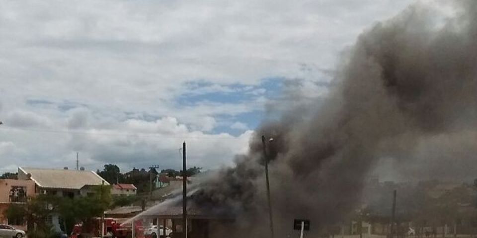 FOTOS E VÍDEO: incêndio no quiosque da Prainha em Camaquã assusta moradores