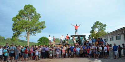 Vila Fátima recebe oficialmente motoniveladora em Dom Feliciano