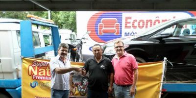 Econômica Móveis e Eletro entrega carro e moto para clientes em Camaquã
