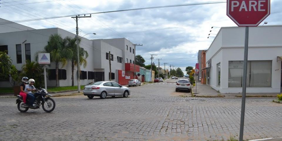 Quadra da Rua Pinheiro Machado volta a ser mão dupla em Camaquã