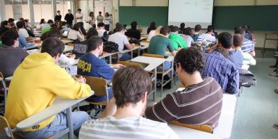 Fies abre inscrições ao meio-dia, diz MEC