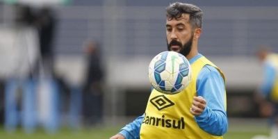 Douglas passará por cirurgia no joelho e para por seis meses