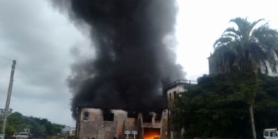 FOTOS E VÍDEO: incêndio consome depósito da Prefeitura de Arambaré