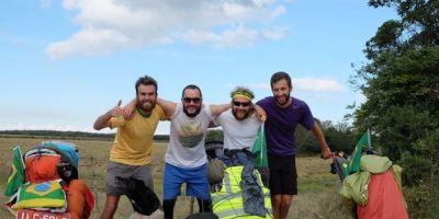 Ingleses que vêm a pé assistir à Copa chegam ao Brasil com cão uruguaio. Hoje estavam em Cristal
