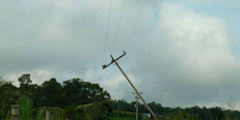 Temporal deixa poste de luz quase caindo na estrada do Capão do Leão em Camaquã