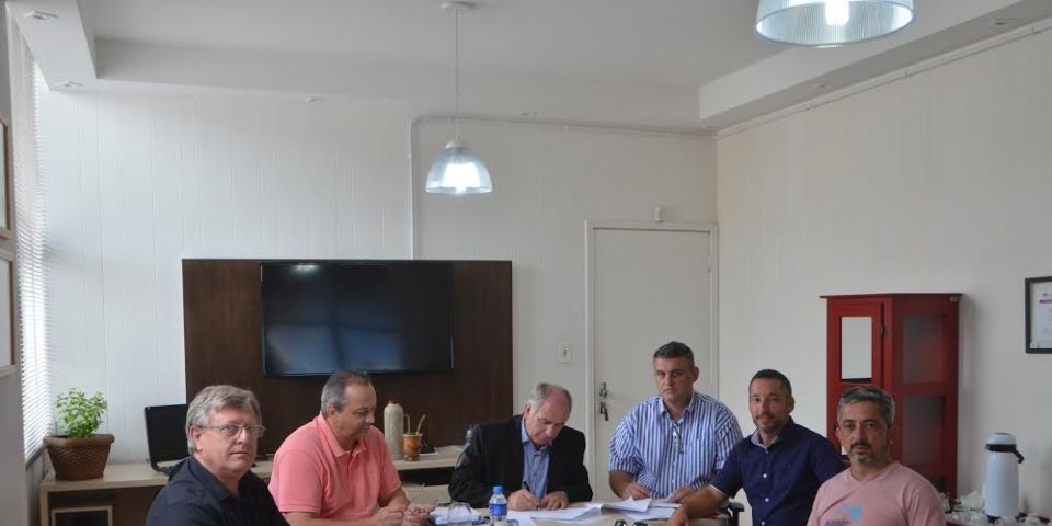 Prefeito de São Lourenço do Sul assinou decreto que regulariza a situação dos pontos de táxi