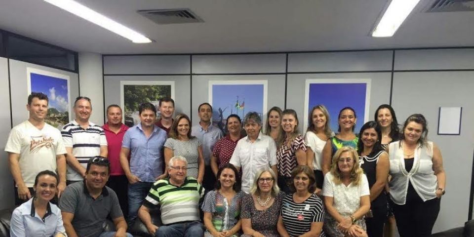 Secretária da SMCTLDJ Suzete Santin e diretora de Turismo Nilza Tessmann participam de curso na Famurs 