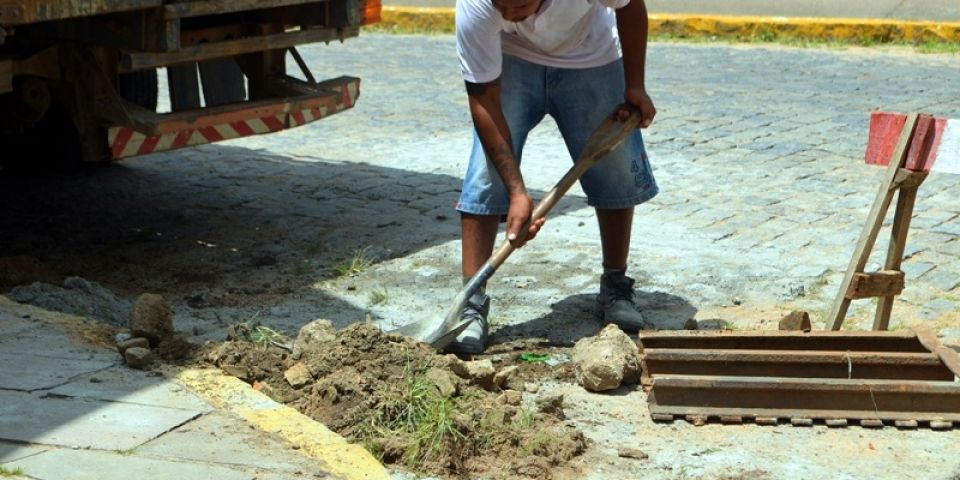 Limpeza e manutenção de ruas são feitas por apenados em Camaquã