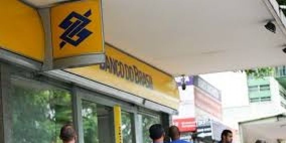 Bancos reabrem hoje a partir do meio-dia