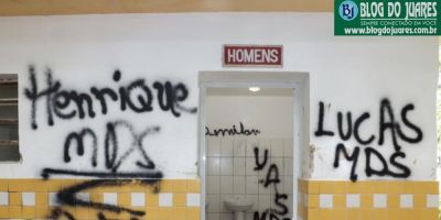 Banheiro da Praça Donário Lopes é pichado em Camaquã