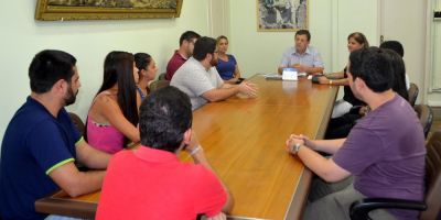 Prefeito de Camaquã se reúne com estudantes universitários