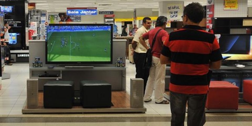 Quase 60% dos consumidores querem cortar gastos em março, diz pesquisa