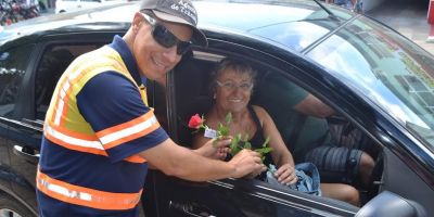 Agentes de Trânsito distribuem botões de rosa em Camaquã
