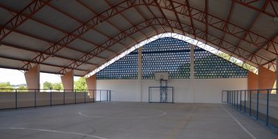 Dom Feliciano - quadra poliesportiva é entregue à escola