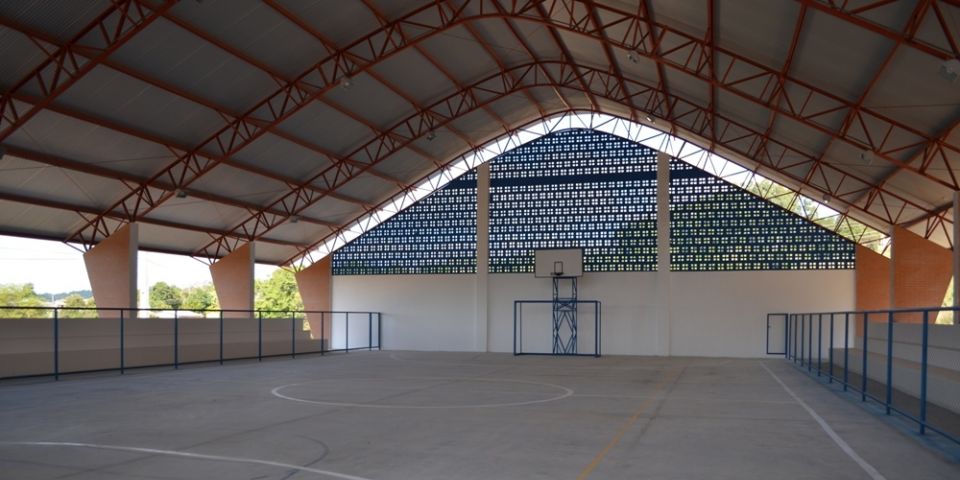 Dom Feliciano - quadra poliesportiva é entregue à escola