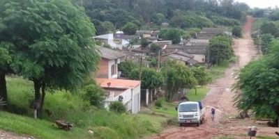 Moradora do bairro Ouro Verde reclama do lamaçal da lomba da Rua Lago Verde