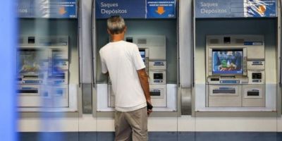 Agências da Caixa abrem mais cedo nesta segunda-feira para saques do FGTS
