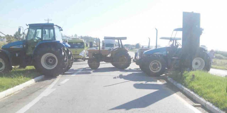 Manifestantes bloqueiam a BR-116 em São Lourenço do Sul